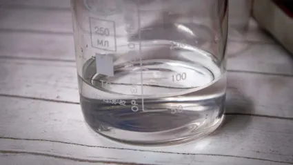 Добавляем дистиллированную воду