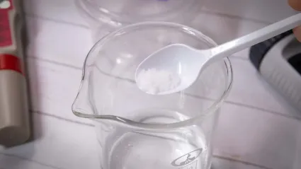 Высыпаем в воду KCL
