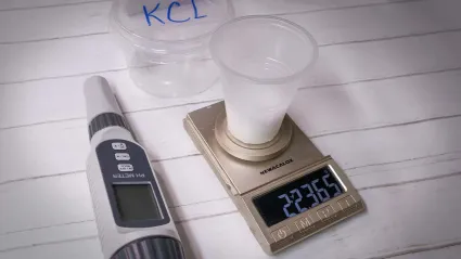 Отмеряем необходимое количество KCL